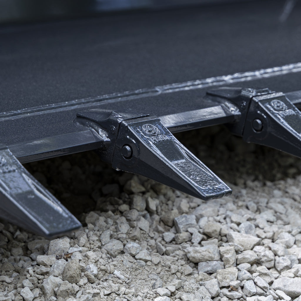 Bucket teeth and cutting edge detail
